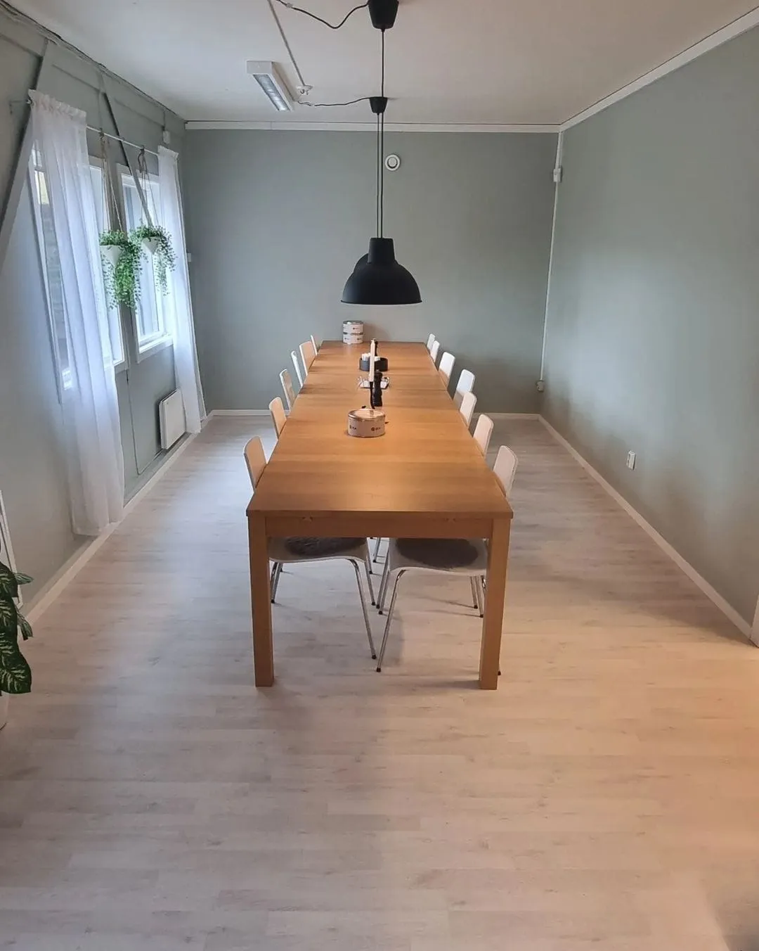 Rum med långbord och pendellampor
